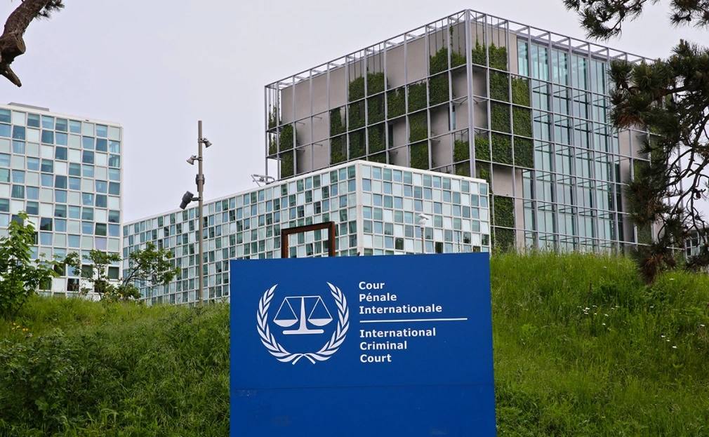 Комиссия правительства по законопроектной деятельности одобрила инициативу которая запретит исполнение решений иностранных судов если они не основаны на международных договорах России или резолюциях Совета Безопасности ООН сообщил РБК источник в комиссии и подтвердил собеседник знакомый с принятым решением Авторы законодательной инициативы есть в распоряжении РБК предлагают дополнить статью 6 Федерального конституционного закона О судебной системе РФ Новая часть закрепит что постановления иностранных судов получивших полномочия от других стран без участия России а также решения международных судов компетенция которых не подтверждена российскими международными договорами или резолюциями Совбеза ООН в России исполняться не будут В нынешней редакции статья 6 закрепляет обязательность исполнения всех вступивших в силу решений российских судов и их распоряжений Неисполнение постановлений или проявление неуважения к суду влечет ответственность При этом решения иностранных и международных судов действуют в России в рамках международных договоров заключенных Россией Фото Bjorn Trotzki IMAGO Global Look Press Читать РБК в MAX