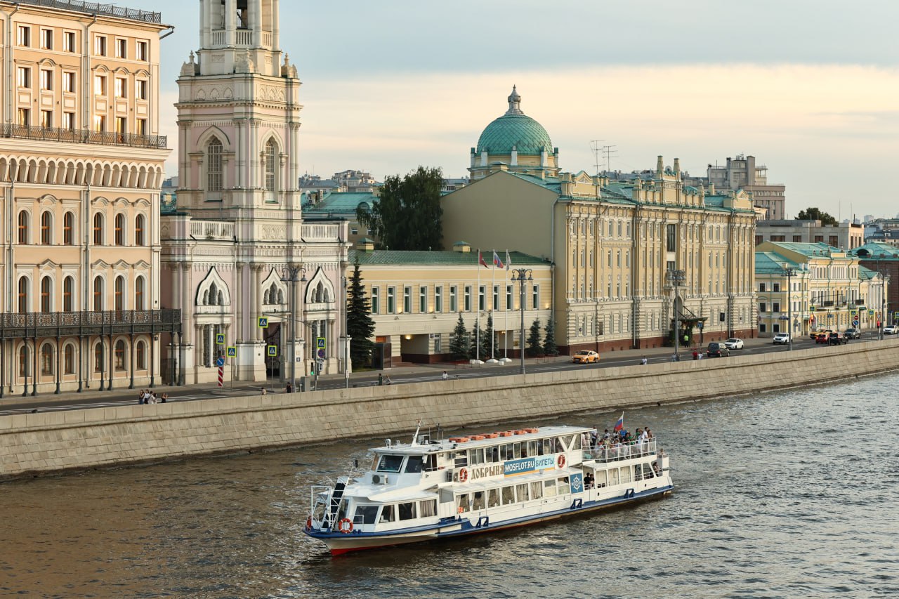 Синоптики спрогнозировали 30-градусную жару в Москве в июне Это будет максимальная температура в первом летнем месяце. Как написала в своём Telegram-канале главный специалист столичного метеобюро Татьяна Позднякова, согласно зарубежным моделям, в российской столице лето состоится. По её словам, в июне в Москве средняя температура обычно +17,4 градуса; в этом году показатель может быть превышен на 1-1,5 градуса. Синоптик также отметила, что высока вероятность дефицита осадков. Подпишись на «Говорит Москва»