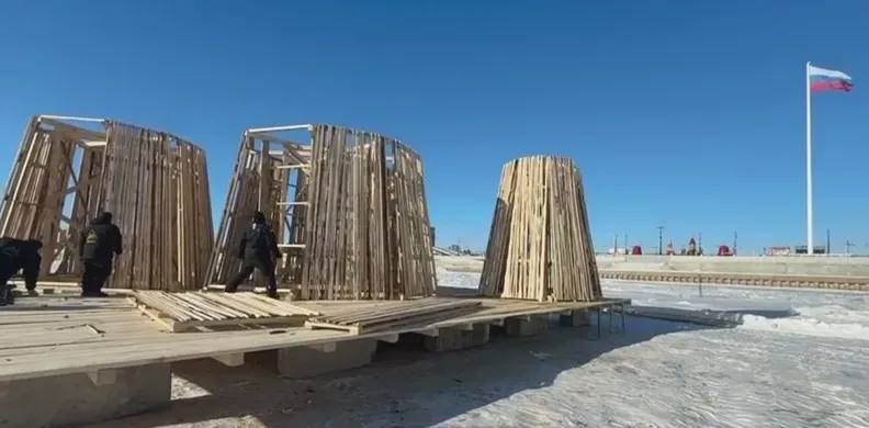 Громадное чучело с мусором сожгут на реке Амур Гигантскую конструкцию сожгут напротив Китая Громадное чучело к последнему дню Масленицы готовят в Благовещенске Уже готовы три этажа конструкции ближе к концу недели с помощью автокрана их соберут воедино а сверху разместят огромное солнце Чучело будет возвышаться над рекой Амур на 15 метров Деревянный объект снаружи украсят камышом Внутри же будут ненужные паллеты и строительный мусор чтобы горело ярче пояснили в Агентстве гостеприимства Амурской области Чтобы пламя не повредило лед по которому проходит трасса фестиваля зимних видов спорта под Масленицей установили бетонное основание Чучело собирают на виду у прохожих с набережной Амура можно разглядеть все детали Мастера стараются чтобы вышло красиво и надежно И работают кстати в праздничной атмосфере в городе Хэйхэ КНР отмечают Новый год поэтому звуки инструментов смешиваются со звуками фейерверков Уверен все получится здорово Думаю всем понравится наше масленичное зрелище Обязательно надо прийти и посмотреть на него отметил руководитель работ художник Сергей Генералов Интересным образом это все будет зажигаться но не могу открыть всех секретов Приходите 22 февраля и сами все увидите Скриншот и видео Агентства гостеприимства Амурской области ТЕЛЕПОРТ РФ здесь все об Амурской области Мы в МАХ Написать нам