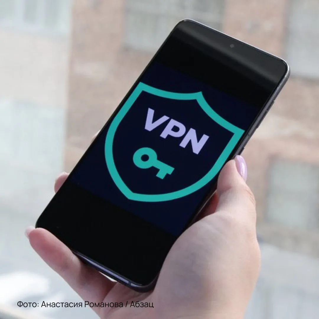 Платить за VPN трафик пока не придется Операторы просят Минцифры отложить эту меру из за технической неготовности биллинга Системы просто не умеют в реальном времени отделять зарубежный трафик от нашего и выставлять счета миллионам клиентов Плюс никто толком не понимает что считать иностранным часть российских сайтов сидит на заграничных IP Изначально взимать плату за активный расход VPN трафика планировали уже с 1 мая Лимит хотели поставить на отметке 15 ГБ в месяц а за каждый лишний ГБ брать по 150 рублей Теперь сроки скорее всего будут перенесены минимум до осени пишут Ведомости со ссылкой на источники   Подпишитесь на Абзац в Максе