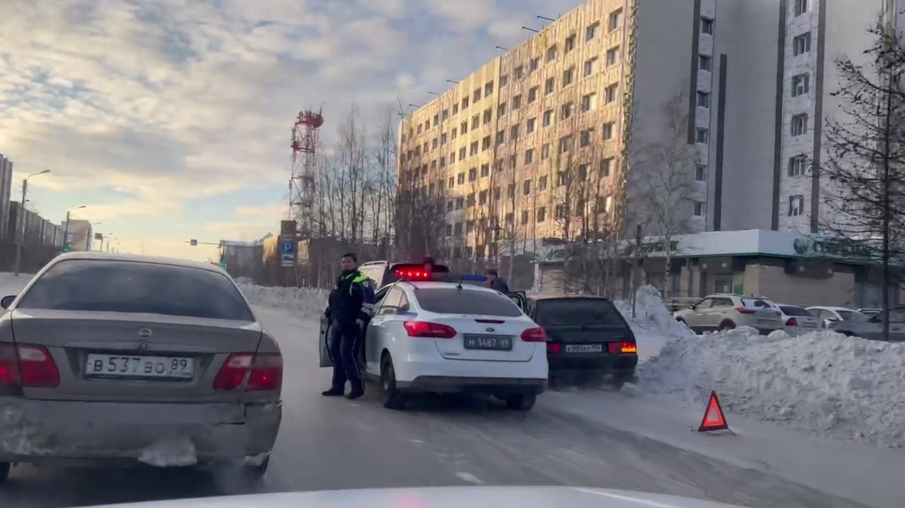 на улице 26 Съезда КПСС  По предварительным данным, столкнулись два автомобиля.  На месте происшествия уже работают сотрудники ГАИ, обстоятельства аварии уточняются. На дороге может быть небольшой затор, выбирайте пути объезда заранее.    Импульс Севера