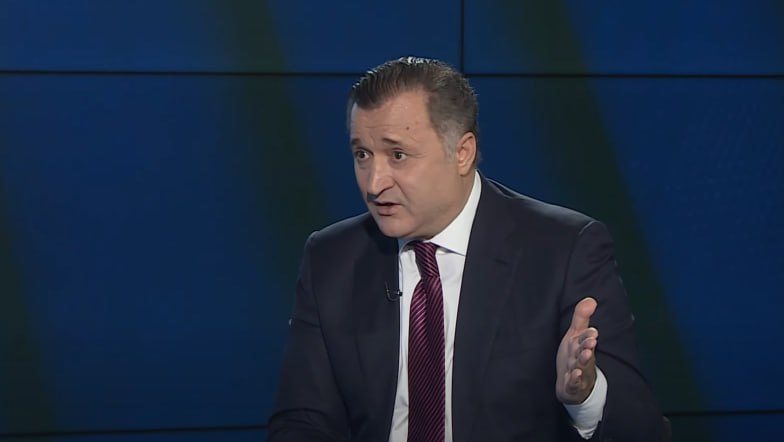 Французский суд заочно приговорил Владимира Филата к 2 годам тюремного заключения Сам Филат называет вердикт политическим принятым под влиянием руководства Молдовы Французский суд заочно приговорил бывшего премьер министра Владимира Филата к двум годам тюремного заключения и штрафу в размере 100 тысяч евро за отмывание денег в рамках коррупционного дела Решение французского суда по делу о разделе имущества после моего развода в 2012 году политически мотивировано и принято под сильным влиянием из Республики Молдова Запросы поданные французским властям были преувеличены и не имели под собой правовой основы что привело к беспрецедентному решению во французской юриспруденции удивившему как адвокатов так и стороны участвующие в деле отметил Владимир Филат  Политик подчеркнул что дело касается исключительно покупки дома во Франции а продолжение процесса во французских судах основано на ложных показаниях Вызывает удивление что Молдова стала стороной в этом деле и потребовала компенсацию в размере 18 миллионов евро учитывая что дело ранее было закрыто в РМ констатировал Филат подчеркнув что уже подал апелляцию на это решение Подпишись на primulinmd