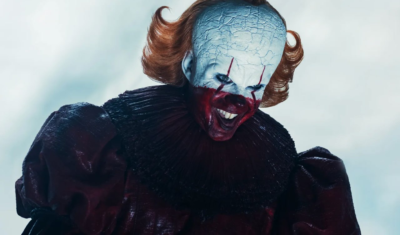 На HBO Max закончился первый сезон Оно Добро пожаловать в Дерри и хотя сериал пока не продлили шансы на это высокие просмотры под конец даже выросли Всего Андрес Мускетти планирует три сезона с каждым из которых сюжет шоу будет идти назад во времени dtf ru cinema 4533799