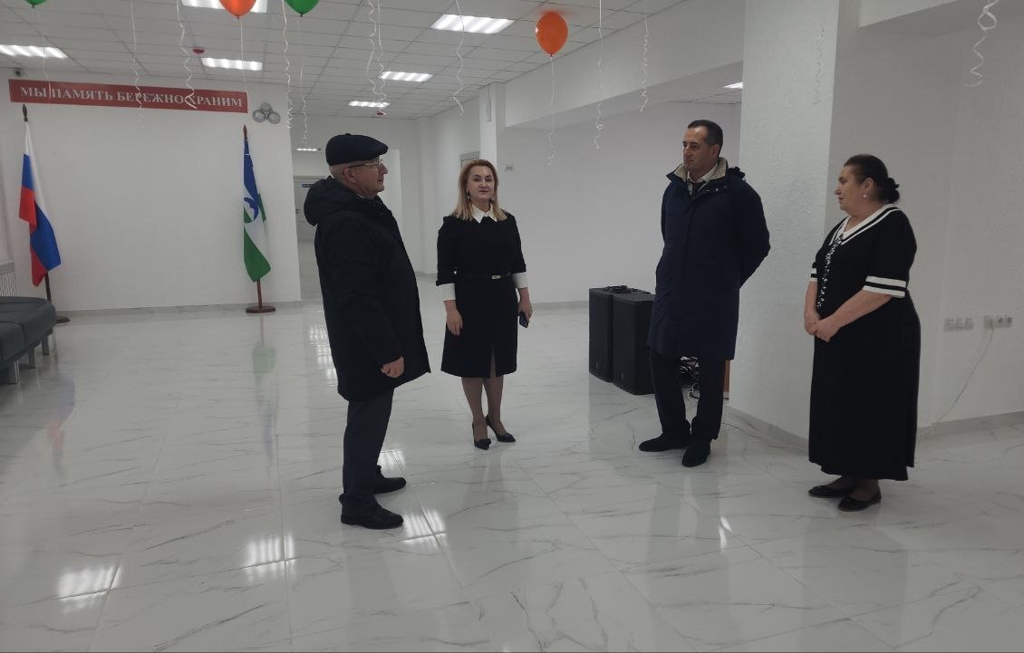 Баксанская школа 9 открыла свои двери после капитального ремонта Средней школы 9 города Баксана сегодня открыла свои двери после капитального ремонта который был проведен по национальному проекту Молодежь и дети В ходе обновления подрядчики заменили крышу окна и двери модернизировали инженерные сети провели внутреннюю отделку помещений уложили плитку и ламинат в учебных классах Подробнее здесь