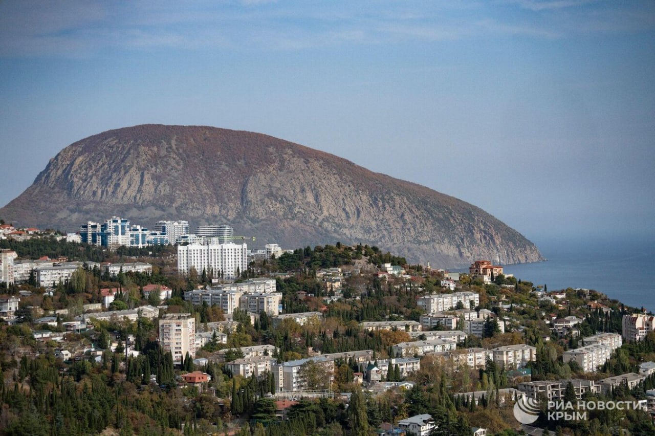 Крым одно из востребованных направлений для новогоднего отдыха в России Об этом РИА Новости рассказал вице президент ассоциации Альянс туристических агентств Алексан Мкртчян Зимой люди приезжают в Крым Сочи Анапу и Геленджик не для купания в море Они хотят подышать морским воздухом Тем не менее самыми популярными направлениями в новогодние каникулы остаются Москва и Питер Третье место это горнолыжные курорты любые Красная поляна номер один дальше Архыз Домбай Приэльбрусье Шерегеш Манжерок Апатиты сказал Мкртчян 0   Подписаться на РИА Новости Крым в Telegram MAX VK