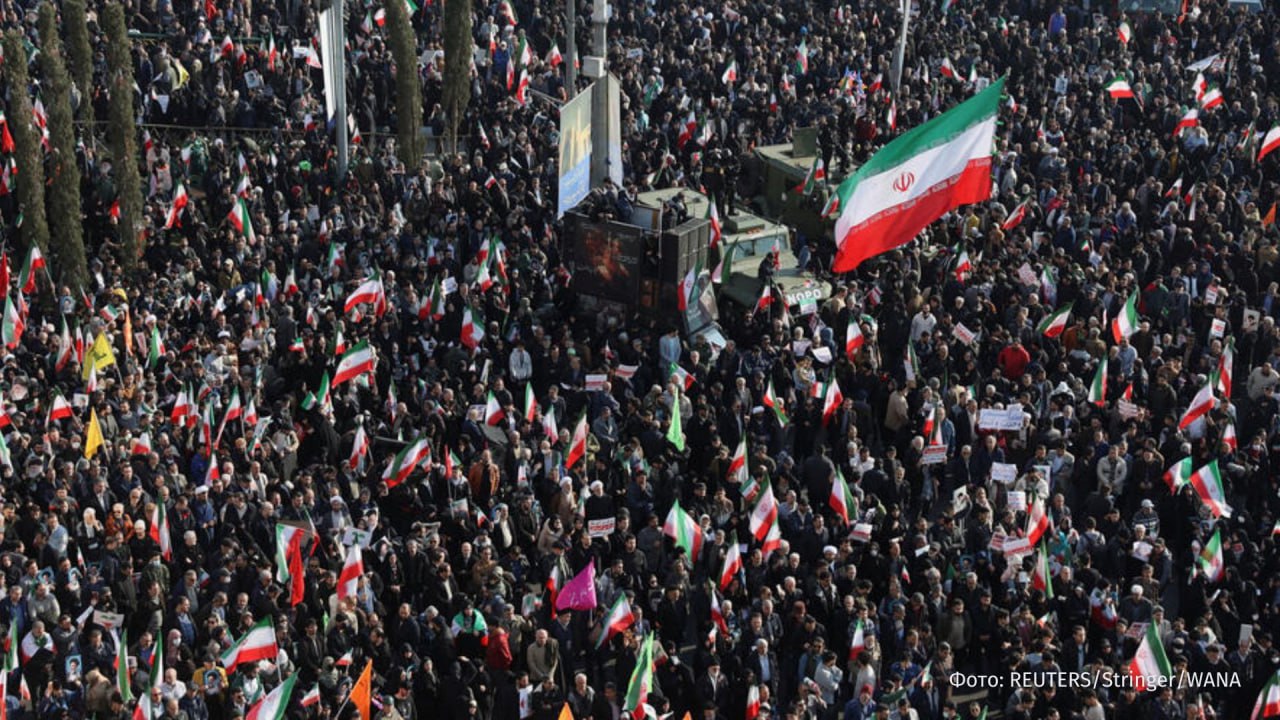 Власти Ирана по распоряжению президента страны опубликовали список имен около трех тыс жертв протестов которые превращались в вооруженные столкновения По распоряжению президента в приложении к указанному заявлению Ред публикуется список данных 2986 человек погибших в ходе недавних протестов и беспорядков Ред говорится в заявлении администрации иранского президента на официальном сайте Согласно заявлению между официальными данными о числе погибших 3 117 человек и количеством обнародованных имен выявлена разница в 131 человека которая объясняется тем что личности этих погибших пока не установлены В свою очередь верховный лидер Ирана Али Хаменеи назвал недавние беспорядки в стране попыткой переворота которая была предотвращена Он также добавил что в организации протестов приняли участие ЦРУ и Моссад Я был проинформирован что один влиятельный американский чиновник в правительстве сообщил иранской стороне что в ситуации которая происходила в Иране ЦРУ и Моссад использовали все свои возможности сказал Хаменеи  Протесты в Иране против резкого падения курса нацвалюты начались 28 декабря и охватили практически всю страну Протестные акции превращались в столкновения с полицией и сопровождались лозунгами против политического строя Ирана IZ RU в Telegram в MAX