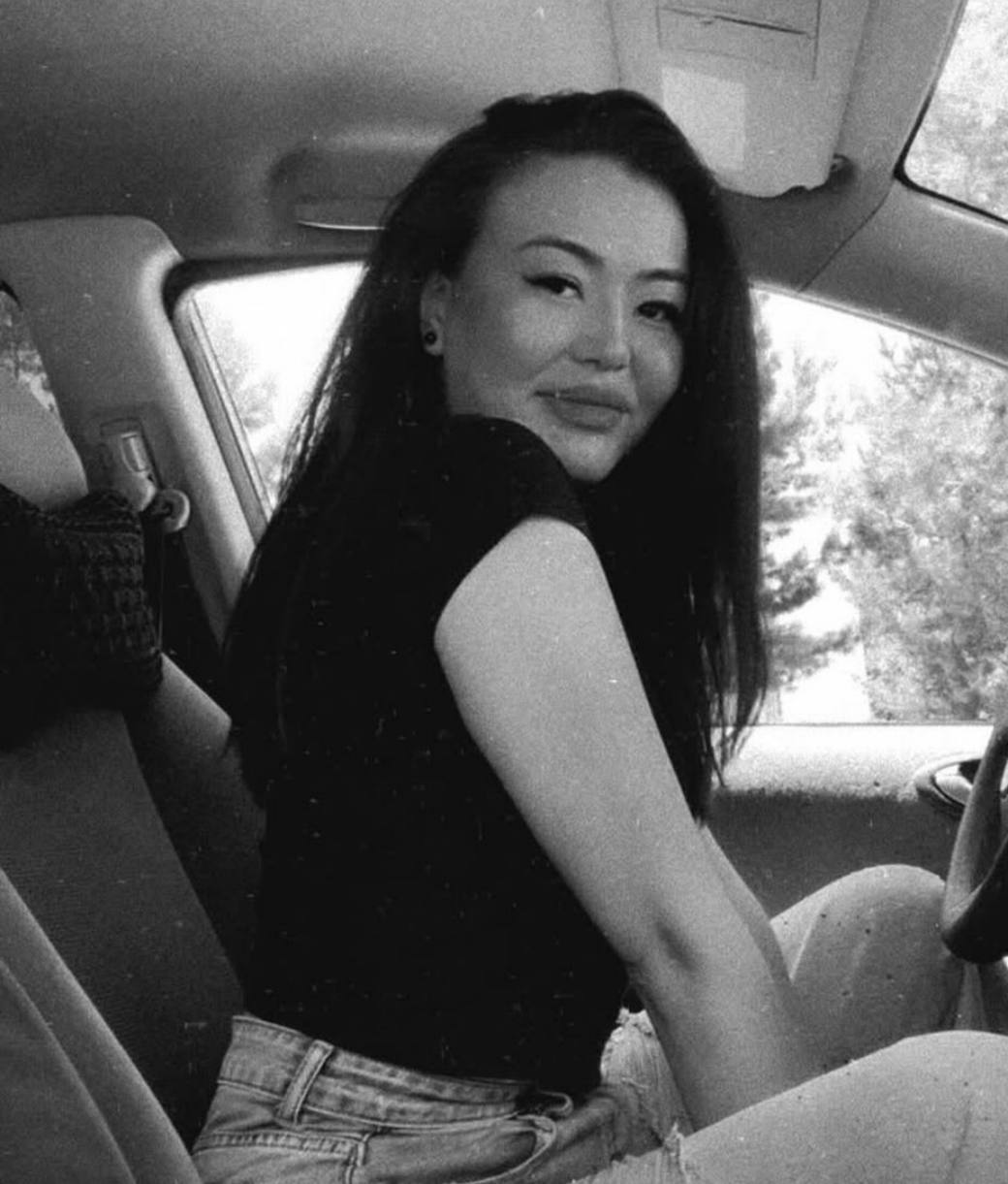 Милиция начала проверку по факту смерти реаниматолога Городской детской клинической больницы скорой медицинской помощи 29 летняя Айгуль Зибирова скончалась в ночь на 2 января сообщила в соцсетях ее сестра Мехригуль Зибирова По ее словам в официальном заключении причиной смерти указана асфиксия Однако обстоятельства кончины остаются неясными и вызывают вопросы Мехригуль заявила что той ночью рядом с Айгуль находился ее бывший молодой человек Семья Айгуль Зибировой требует объективного расследования В УВД Октябрьского района сказали что назначены экспертизы Об их результатах сообщат Sputnik Kyrgyzstan