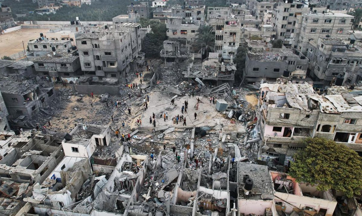 Восстановление сектора Газа после войны обойдется более чем в 70 млрд говорится в новом докладе Конференции ООН по торговле и развитию По оценке агентства 2 3 млн жителей анклава столкнулись с крайней многомерной нищетой Экономика Газы в 2023 2024 гг сократилась на 87 К концу 2024 года палестинский ВВП вернулся на уровень 2010 года а ВВП на душу населения на уровень 2003 года говорится в докладе Даже при значительной международной помощи возвращение экономики к уровню предшествовавшему октябрю 2023 года может занять десятилетия отмечают в ООН jkinvest news jkinvest