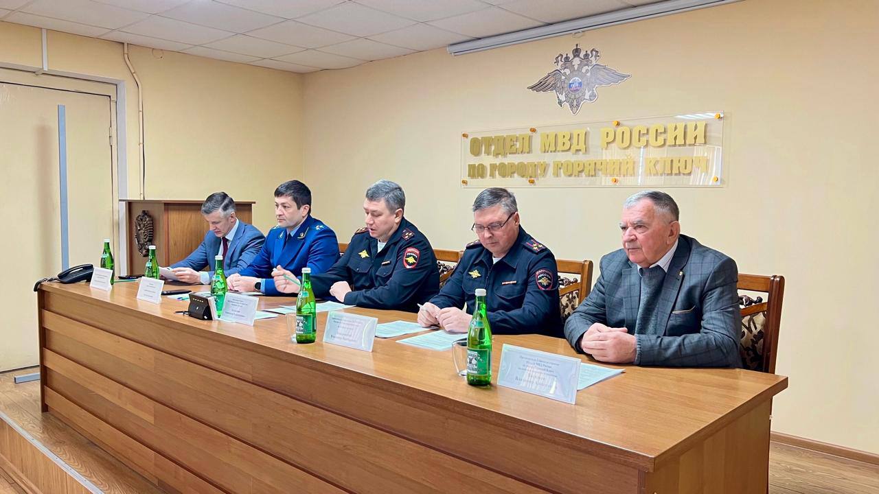 Прокурором г Горячий Ключ принято участие в подведении итогов работы отдела МВД России по г Горячий Ключ за 2025 год В ходе состоявшегося совещания заслушаны отчеты о проделанной работе проанализирована деятельность подразделений органа внутренних дел а также расследования уголовных дел Обсуждены наиболее важные и требующие осуществления согласованных действий мероприятия и определены первоочередные задачи в сфере противодействия преступности Прокуратурой горда дополнительно обращено внимание должностных лиц отдела полиции на необходимость активизации работы по профилактике выявлению преступлений совершенных с использованием информационно телекоммуникационных технологий и в сфере компьютерной информации По итогам состоявшегося мероприятия выработаны алгоритмы предстоящей работы определены ответственные лица и контрольные сроки исполнения