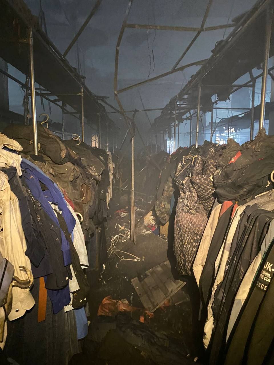 Во Всеволожске после пожара в торговом комплексе обнаружили двух погибших Как сообщает СК Ленобласти, проводится проверка по факту пожара. Тела двух женщин были обнаружены после тушения. Предварительная причина возгорания - неисправность электропроводки. По предварительной информации 47news, погибшие были продавцами. Проверку также проводит прокуратура. Предварительно установлено, что площадь возгорания составила более 600 квадратных метров. Сейчас огонь потушен. прокуратура Ленобласти