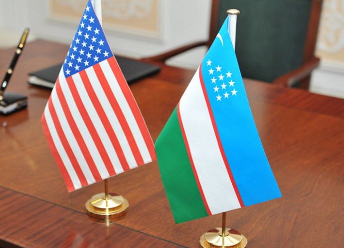 С 1 января 2026 года резиденты Узбекистана смогут инвестировать в компании США без разрешения властей и без ограничений по сумме Центробанк 16 декабря внес соответствующие изменения в правила валютных операций граждане и компании смогут покупать акции и доли американских компаний открывать бизнес в США и финансировать свои филиалы Единственное условие инвестируемые средства должны находиться на счетах в узбекских банках Ограничения и требования согласования сохраняются для инвестиций в другие страны послабления касаются только операций с резидентами США Подробнее на нашем сайте Актуальные новости из Центральной Азии fergananews