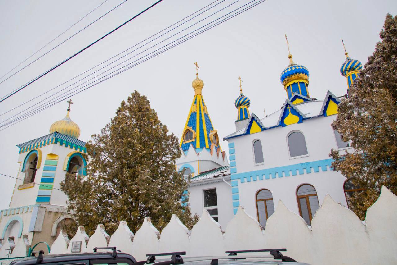 В крымских храмах состоялись богослужения, посвященные празднику Сретения Господня.   Глава республики Сергей Аксенов поздравил православных жителей Крыма с этим торжеством.   Он отметил, что в России существует множество церквей, названных в честь Сретения Господня, включая одну из них, расположенную в селе Ивановка Симферопольского района.  «Желаю каждому мира, помощи Божьей и благословения во всех добрых начинаниях», – добавил глава региона.   В свою очередь, Владимир Константинов акцентировал внимание на том, что вера дает силы преодолевать испытания и помогает справляться с трудностями. Он также пожелал крымчанам здоровья, мирной жизни и душевного равновесия.    Z 82    Присылайте ваши новости о достижениях Крыма и ваших собственных в наш специальный бот.