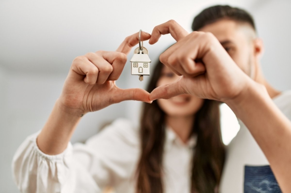 Снизить первый взнос по ипотеке для молодежи предлагают в России Первый взнос по ипотеке для молодых людей до 35 лет необходимо снизить до 3 5 считает депутат Госдумы Леонид Слуцкий По его мнению ипотека сегодня недоступная роскошь для молодежи а главная проблема неподъемный первоначальный взнос в размере 2 3 млн рублей Нам надо в 10 раз понизить первый взнос Сегодня первый взнос 30 40 50 от стоимости квартиры а должен быть 3 4 5 не больше сказал Слуцкий   Будь в курсе событий везде ОК VK MAX