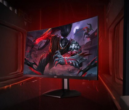 HKC выпустила бюджетный изогнутый QHD монитор SG27QEC с частотой 300 Гц и ценой в 198 Компания HKC выпустила новый 27 дюймовый изогнутый игровой монитор SG27QEC Он построен на базе панели HVA с разрешением 2560 1440 пикселей соотношением сторон 16 9 и радиусом кривизны 1500R Также матрица имеет частоту обновления 300 Гц время отклика 1 мс GtG коэффициент статической контрастности 5000 1 типичную яркость 350 нит и глубину цвета 10 бит 8 бит FRC