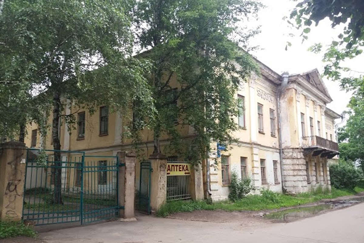 В Вологде приведут в порядок один из старейших купеческих особняков – Дом купца Варакина Работы выполняют по госпрограмме «Наследие Вологодчины» и нацпроекту «Семья». «За два года приведем в порядок Дом купца Варакина – объект культурного наследия регионального значения. Направили на реставрацию 207 миллионов рублей. Здание преобразится как снаружи, так и внутри. А после завершения работ откроем здесь городской ЗАГС», – рассказал губернатор Георгий Филимонов. Сейчас специалисты занимаются крышей – разбирают старое кровельное покрытие и реставрируют стропильную систему. Параллельно рабочие восстанавливают гидроизоляцию фундамента и выполняют демонтажные работы внутри. Также в этом году заменят все окна. Некоторые из них будут раскрыты. Правительство Вологодской области