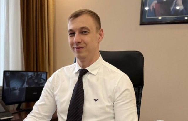 Генеральный директор АО СПОПАТ уходит в отставку Александр Попов руководил одним из крупнейших предприятий Сургута в области пассажирских перевозок с января 2024 года Однако он решил покинуть свой пост как уточняют в СПОПАТ по семейным обстоятельствам Исполнять обязанности генерального директора будет заместитель Сергей Цветков сообщили Вестнику в компании АО СПОПАТ Подпишись на Вестник Мы ВКонтакте Больше новостей здесь
