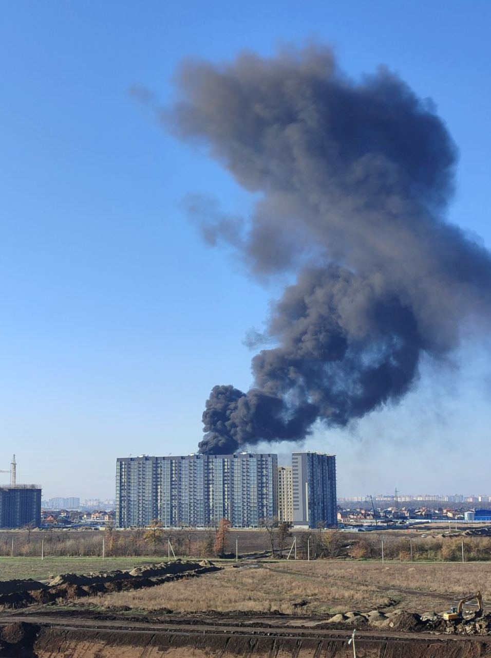 Пожар в строящемся ЖК   Загорелись стройматериалы на крыше многоэтажки в поселке Новознаменском. Огонь вспыхнул сегодня утром на Жириновского, 1 и охватил площадь в 15 кв. метров.  В 11:11 пожар потушили. На месте работали 20 человек и шесть спецмашин, сообщили в краевом управлении МЧС.     Новости тут   Прислать фото/видео