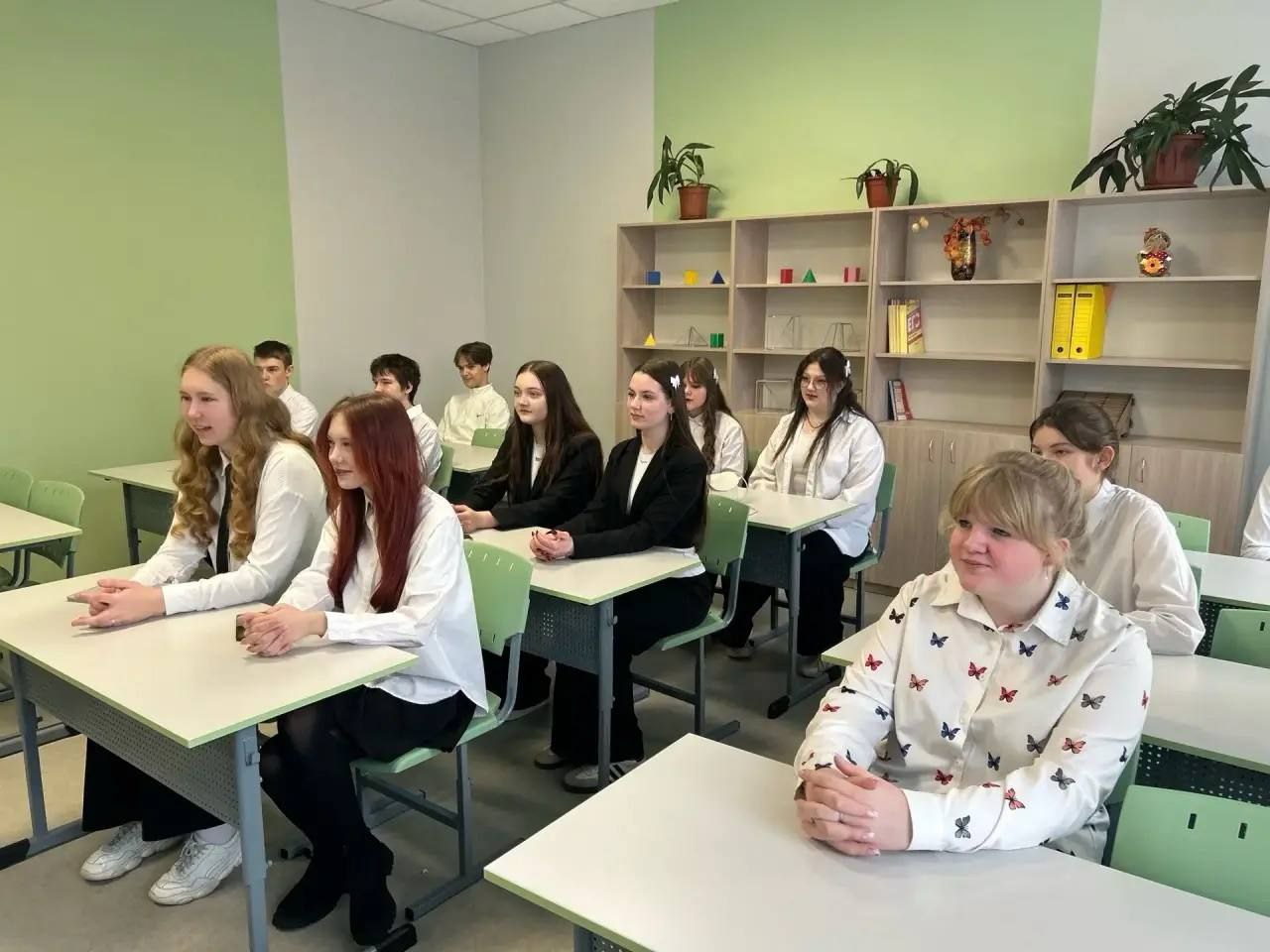 В Сольцах после капитального ремонта открылась школа 2 Здесь починили крышу фасад обновили окна двери сантехнику и электрику а также завезли новую мебель Работы заняли менее года и обошлись в 103 млн рублей Теперь в обновленных по нацпроекту Молодёжь и дети классах занимаются более 200 учеников С 2020 года школа активно участвует в федеральных программах За шесть лет удалось открыть Точку роста установить систему видеонаблюдения и приобрести оборудование для занятий Также в школе работает театр Ученики и педагоги активно участвуют в региональных и федеральных конкурсах и возвращаются домой с победами