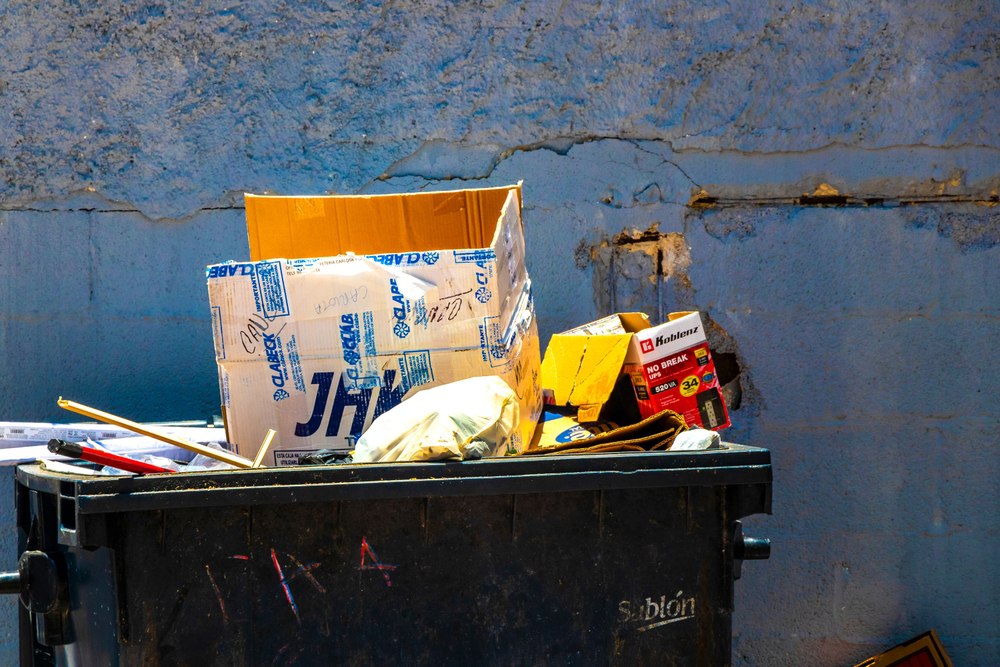 Набережные Челны отказались от контейнеров для раздельного сбора отходов Компания ПромИндустрия убрала с улиц последние контейнеры которые начали ставить почти десять лет назад возлагая на них большие надежды По словам организаторов главная причина отказа вандализм Местные жители контейнеры ломают обклеивают объявлениями поджигают в них мусор а также заполняют несортируемыми отходами Организаторы сортировки подчеркивают что проект по раздельному сбору отходов не сворачивают самые популярные фракции принимают в специальных пунктах на производственной базе в организациях и предприятиях партнерах Также несколько контейнеров оставили там куда не дотянутся руки вандалов Уровень сортировки в городе остается крайне низкий большая часть отходов попадает на полигоны Ранее Бердск стал единственным городом России который официально отказался от раздельного сбора мусора убрав контейнеры для сортировки из за низкой эффективности системы и проблем с вывозом В других регионах таких как Приморский край Владивосток и Хасанский округ раздельный сбор фактически приостановлен из за коллапса вывоза несортированного мусора но пока без официального отказа Фото shutterstock Ресайкл   Подписаться