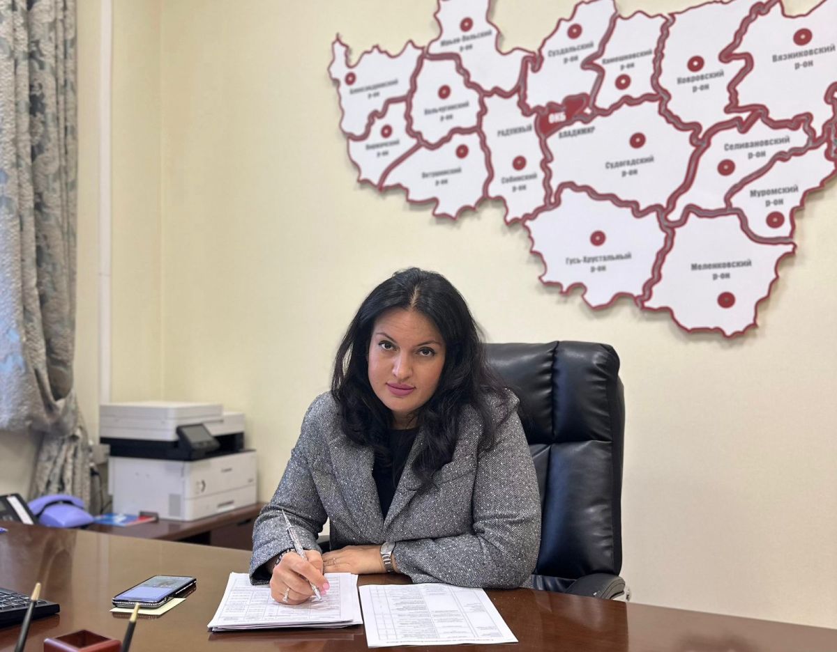 Тамара Томаева назначена первым замминистра здравоохранения Владимирской области Об этом сообщается на сайте министерства здравоохранения региона. С марта 2024 года занимала должность первого заместителя министра здравоохранения Северной Осетии. Тамара Томаева в 2007 году с отличием окончила СОГМА по специальности «Лечебное дело», в 2009 году - юридический факультет СОГУ. Тогда же завершила обучение в ординатуре по специальности «Организация здравоохранения и общественное здоровье», а также в 2012 году - в интернатуре по специальности «Дерматовенерология» в СОГМА. В 2024 году получила диплом о профессиональной переподготовке по специальности «Специалист в области государственного и муниципального управления» в РАНХиГС при президенте РФ. В 2024 году в рамках успешного завершения программы образовательной стажировки «Развитие человеческого капитала в интересах достижения национальных целей» Томаева получила соответствующий сертификат в Пудунской академии руководящих кадров Китая. Вошла в итоговый список лиц, включенных в федеральный резерв управленческих кадров высшего уровня с учетом итогового рейтинга кандидатов в резерв, сформированного РАНХиГС. С 2014 года по июнь 2025 года работала в министерстве здравоохранения Северной Осетии. Прошла все ступени кадрового роста: от ведущего специалиста-эксперта отдела организации и контроля качества медицинской помощи взрослому населению до первого заместителя министра. Фото: сайт минздрава Владимирской области