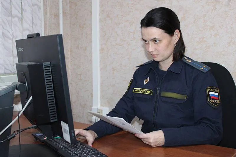 Детей находят в капусте а должников в массажных салонах Судебные приставы разыскали должника по алиментам Должник официально не трудоустраивался менял место работы и жительства но это ему не помогло спрятаться от судебных приставов Выходец из солнечного Египта уклоняется от уплаты алиментов своим детям дочери и сыну и накопил долг более 1 млн рублей Официально мужчина не трудоустроен по месту регистрации не проживает Осенью прошлого года судебные приставы разыскали должника который неофициально трудился массажистом в спа салоне г Екатеринбурга Гражданину разъяснили что в случае если он не примет меры к погашению долга будет привлечен к административной и уголовной ответственности Однако мужчина на путь исправления не встал продолжил уклоняться от уплаты алиментов на прием к судебному приставу исполнителю не являлся официально не трудоустраивался В результате повторно объявлен в исполнительный розыск Судебные приставы по розыску обнаружили должника вновь по прежнему работающим массажистом но уже в другом салоне Мужчина внутренне для себя решил отменить алименты своим детям но не отменять неофициальную массажную деятельность В отношении должника составлен протокол по ст 5 35 1 КоАП РФ В случае если он продолжит уклоняться от своих обязанностей по уплате алиментов будет привлечен к уголовной ответственности по ст 157 УК РФ Неуплата средств на содержание детей или нетрудоспособных родителей