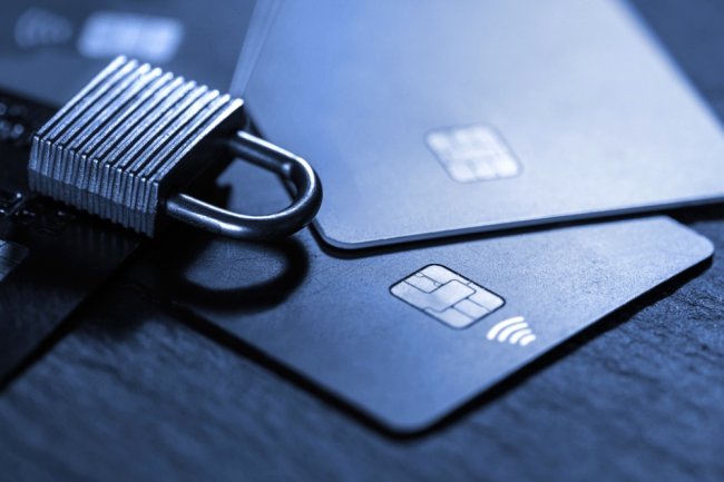 Банк России и Министерство внутренних дел с 1 декабря запустили досудебную процедуру реабилитации клиентов банков которым заблокировали карты за участие в незаконных операциях с криптовалютой В Центробанке считают что большинство попавших под блокировку людей наказаны обоснованно но видят что среди них есть и те кого банки ошибочно записали участниками мошеннических схем О новом способе снять блокировку с банковских карт сообщил директор департамента информационной безопасности ЦБ Вадим Уваров rg ru 2025 12 12 cb i mvd zapustili reabilitaciiu klientov bankov s zablokirovannymi kartami html tgm Фото iStock Подписаться на Российскую газету в Читать нас в MAX