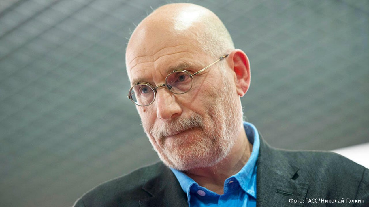 Суд добавил писателю Борису Акунину один год колонии по делу об уклонении от обязанностей иноагента его заочный срок теперь составляет 15 лет корреспондент РЕН ТВ из зала суда В июле Георгий Чхартишвили был осужден на 14 лет заочно по делу об оправдании терроризма Первые четыре года писатель проведет в тюрьме остаток срока в колонии строгого режима По версии следствия Акунин уже привлекавшийся к административной ответственности с февраля по август 2025 года разместил в социальных сетях не менее 76 публикаций без обязательной маркировки указывающей на его статус Физическое лицо признанное в Российской Федерации иностранным агентом и включенное в перечень террористов и экстремистов РЕН ТВ в Telegram в MAX