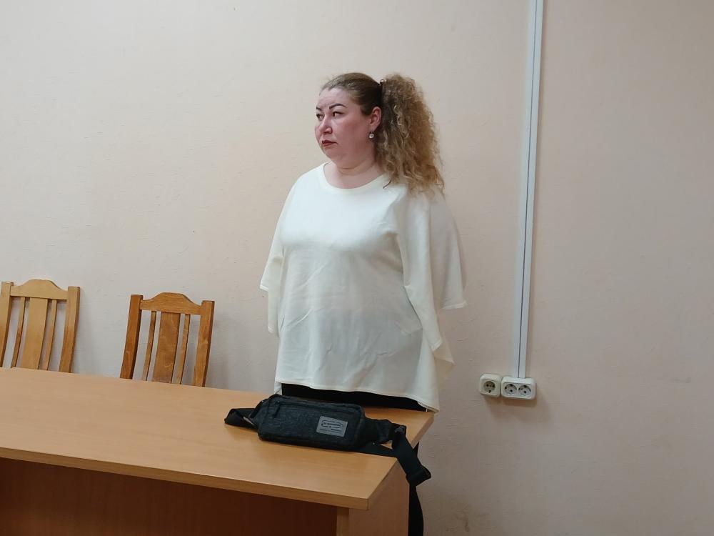 Мерзко Архангелогородка покусилась на деньги бывшего супруга который погиб в зоне СВО Негодяйку изловили и осудили 4 декабря 2025 Октябрьский районный суд признал виновной жительницу Архангельска в совершении преступления предусмотренного пунктами в г части 3 статьи 158 УК РФ то есть в тайном хищении чужого имущества группой лиц по предварительному сговору в крупном размере с банковского счета Суд установил что весной 2025 года архангелогородка действуя совместно с ныне покойным гражданином уголовное преследование в отношении которого прекращено в связи со смертью похитила с банковского счета бывшего супруга погибшего при исполнении воинского долга 270 000 рублей которые по праву наследования принадлежали его матери Оказалось что после гибели бывшего супруга подсудимая восстановила сим карту к которой был привязан его банковский счет а затем перевела его деньги на свой счет На стадии предварительного следствия дама полностью признала вину в совершенном деянии предоставила подробные показания об обстоятельствах совершенного преступления Следует отметить что совершенное деяние относится к тяжким преступлениям санкция статьи 158 УК РФ предусматривает наказание в виде лишения свободы на срок до шести лет с дополнительным наказанием в виде штрафа либо без такового При этом судом установлены смягчающие обстоятельства выразившиеся в том числе в активном способствовании расследованию преступления при отсутствии отягчающих наказание обстоятельств в связи с чем применена норма части 1 статьи 62 Уголовного кодекса Российской Федерации согласно которой срок или размер наказания не могут превышать двух третей максимального срока или размера наиболее строго вида наказания По информации пресс службы областной прокуратуры вину в инкриминируемом преступлении в ходе судебного заседания подсудимая признала полностью Приговором суда ей назначено наказание в виде 2 лет лишения свободы условно с испытательным сроком 2 года Кроме того в полном объеме был удовлетворен гражданский иск потерпевшей 270 000 рублей а арест наложенный на имущество подсудимой будет сохранен до исполнения приговора в части гражданского иска Приговор суда в законную силу не вступил сообщает пресс служба Октябрьского районного суда Архангельска Фото пресс службы Октябрьского районного суда