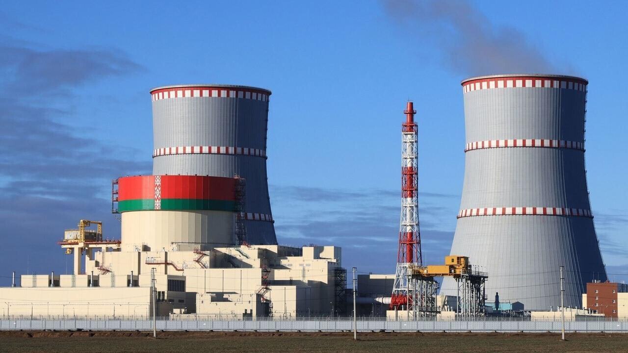 Второй энергоблок БелАЭС подключен к сети после завершения технологических процедур по восстановлению работы охлаждающей системы генератора. На текущий момент блок функционирует на уровне номинальной мощности. TrueBY news