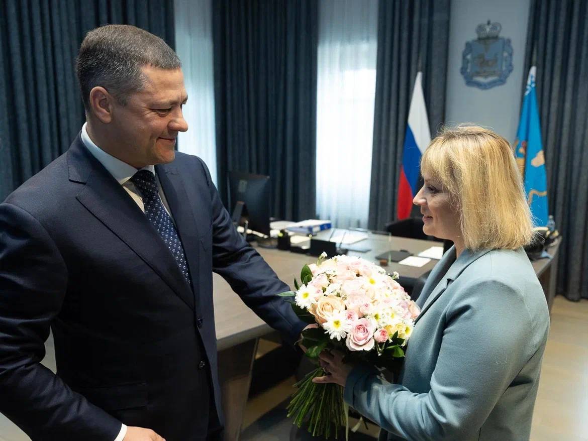 Вместе с заместителем Министра просвещения РФ Ольгой КОЛУДАРОВОЙ обсудили реализацию ключевых проектов в сфере образования Псковской области. Новая флагманская школа строится по поручению Президента. Она будет готовить специалистов в технологической и научной сферах: инженеров, исследователей и изобретателей. В ней смогут учиться ребята со всего Северо-Запада. Школа на ул. Киселёва откроется уже в сентябре этого года. В программе художественной гимназии основной упор будет сделан на прикладные профессии. Рассчитываем на получение статуса федеральной инновационной площадки. Это позволит внедрять единые стандарты и новые подходы к воспитательной работе, включая запуск нового предмета «Духовно-нравственная культура России». Ольга КОЛУДАРОВА отметила успешные начинания Псковской области и обратила внимание на динамику в реализации уже нового нацпроекта «Молодёжь и дети». Благодарю команду Министерства просвещения за конструктивное взаимодействие и поддержку по самым разным направлениям, в том числе в кадровых вопросах РАБОТАЕМ
