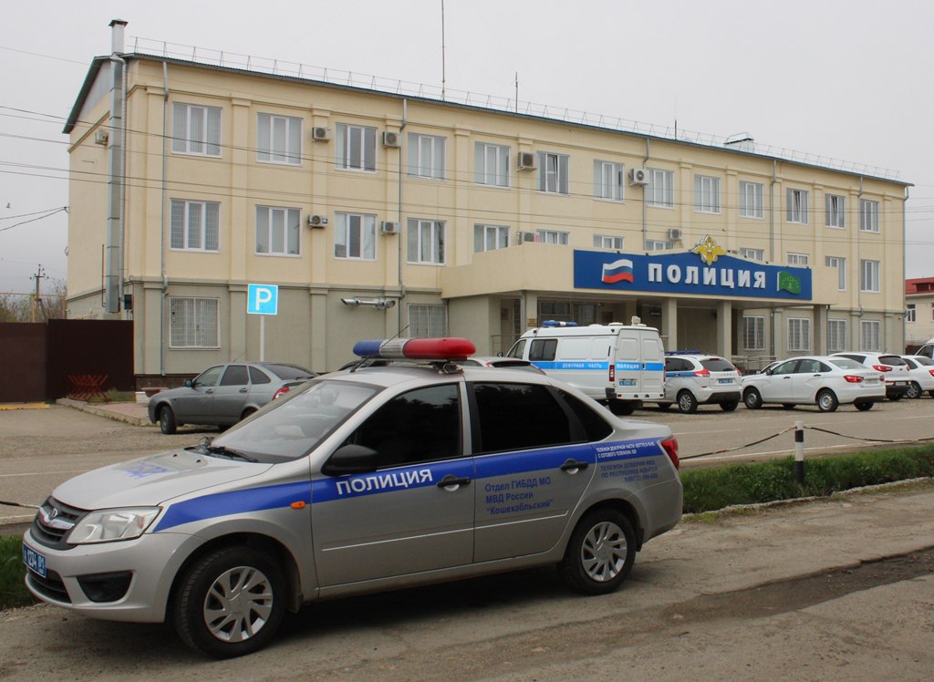 В полицию поступили новые заявления о телефонных мошенничествах, совершенных в отношении жителей Адыгеи.  В полицию Кошехабльского района обратился 50-летний местный житель. По словам потерпевшего, некоторое время назад он познакомился в сети Интернет с женщиной, проживающей, якобы, за рубежом. В силу продолжительного общения и наличия твердой уверенности в искренности своей избранницы, потерпевший перевел на ее банковский счет 50 тысяч рублей, после чего общение резко прекратилось. Розыском собеседницы сейчас занимаются оперативники. По данному факту возбуждено уголовное дело.  В Майкопском районе 35-летняя местная жительница получила от неизвестных заманчивое предложение дополнительного заработка на одной из торговых площадок в Интернете. Для раскрутки бизнеса было предложено вложить в него около 25 тысяч рублей. Не заметив подвоха, потерпевшая отправила необходимую сумму на указанный счет, после чего, партнеры по бизнес инвестициям исчезли. В настоящее время проводятся мероприятия по установлению аферистов.  Полиция Адыгеи напоминает гражданам, что не стоит выполнять инструкции и просьбы собеседников, которых вы лично не знаете и никогда не видели. Любую информацию от незнакомцев, и прежде всего, сулящую сиюминутную выгоду, необходимо ставить под сомнение, особенно если человек находится в другом регионе или стране.  Если же вы стали жертвой мошеннических действий, незамедлительно обращайтесь в полицию по телефону 02  с мобильного – 102  и в банковское учреждение по номеру, указанному на кредитке.  Пресс-служба МВД по Республике Адыгея МВД по РА   Подписаться Смотрите нас на Rutub