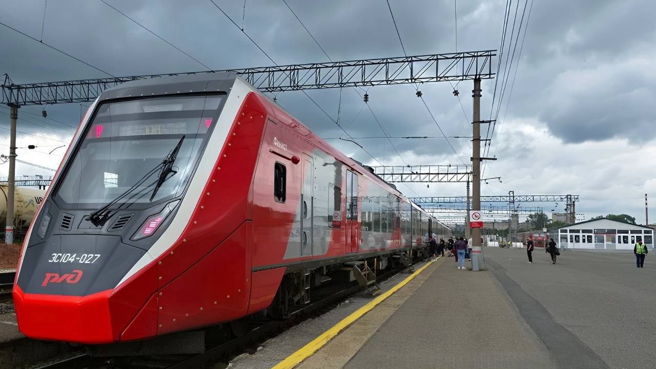 Перевезли целый город Накануне пригородные поезда по маршруту Уфа Оренбург Уфа установили рекорд с начала года перевезли порядка 260 тысяч пассажиров Столько же людей воспользовались маршрутом за весь 2024 год Удобное расписание всепогодная доступность и широкий спектр услуг способствуют росту пассажиропотока между Башкирией и Оренбуржьем Напоминаем ежедневное расписание пригородных поездов из Оренбурга в 5 18 и в 15 10 из Уфы в 7 43 и в 16 05 С июля этого года по пятницам выходным и праздничным дням одну пару поездов заменяет комфортабельный подвижной состав Финист  Маршрут является востребованным среди пассажиров которые следуют к местам проведения соревнований и экскурсий В этом году таких любителей было более 6 000 человек