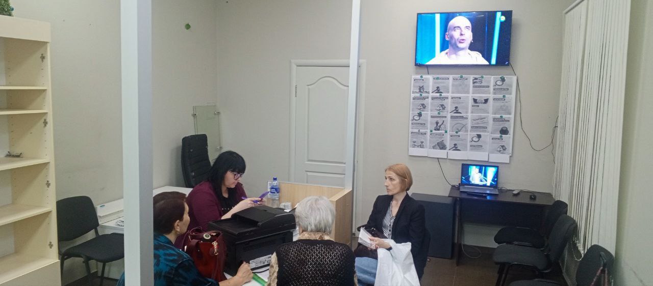 В Каховке прошли очередные выездные консультации социального фонда для маломобильных граждан Специалист фонда оказала помощь 13 маломобильным гражданам, предоставив услуги по важным вопросам, связанным с пенсиями и социальной поддержкой. В ходе консультаций были рассмотрены следующие темы: Оформление пенсии по инвалидности Перерасчет пенсии Написание заявления на получение коляски Заявление на путевку в санаторий Отказ от единого денежного пособия ЕДВ Переоформление пенсии Консультация по вопросам, связанным с инвалидностью в том числе для детей-инвалидов Переоформление доставки пенсии на банковский счет Жители Каховки выражают благодарность главе Каховского округа Павлу Филипчуку за организацию этих важных консультаций. Теперь маломобильные граждане могут получать необходимую помощь по месту жительства, что значительно облегчает их жизнь. Это действительно важно, ведь добираться до Тавричанки таким людям крайне сложно. Напоминаем, что выездной прием проводится только для маломобильных граждан и людей с инвалидностью. Сайт Администрации Каховского МО VK ОК