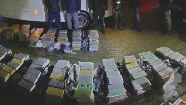 В ООН заявили об историческом максимуме потребления кокаина в мире Более 3,7 тысячи тонн кокаина произвели в мире за один 2023 год, сообщило Управление ООН по наркотикам и преступности УНП ООН в своем докладе, подчеркнув, что это «исторический максимум». Показатель на 34% превышает цифры по предыдущему году около 2,45 тысячи тонн . Объем изъятого кокаина в мире за 2023 год составил рекордные 2 275 тонн, что на 68% больше по сравнению со значениями 2019–2023 годов. Количество людей, употребляющих этот наркотик, увеличилось с 17 миллионов в 2013 году до 25 миллионов в 2023-м, говорится в отчете. Картотека Все по полочкам