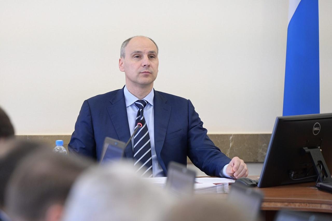 Руководитель Свердловской области Денис Паслер на заседании правительства региона 3 июля поднял проблему недобросовестных застройщиков индивидуального жилья. Он поручил сформировать единый реестр пострадавших свердловчан, чтобы адресно работать с каждой семьей  Глава региона также поставил задачу министерству строительства и развития инфраструктуры Свердловской области разработать понятный и действенный механизм, применимый к каждому такому случаю.  «Сейчас в федеральном законодательстве фактически не отражена защита прав людей, которые купили частные дома до марта 2025 года, в отличие от жилья в многоквартирном доме. Но это не значит, что мы должны оставить наших граждан без помощи. Наоборот — регион обязан включаться в эту работу», — отметил руководитель Свердловской области.   Денис Паслер также призвал свердловчан, оказавшихся в ситуации, когда застройщик не выполняет условия договора, обращаться в министерство строительства и развития инфраструктуры региона.    департамент информационной политики Свердловской области   Подписаться на «ОГ» Прислать новость Поддержать канал
