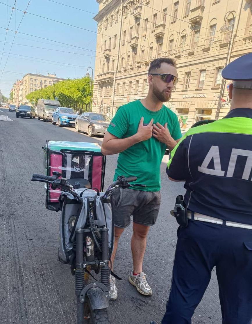 В Петербурге проверили соблюдение курьерами новых правил их работы, которые вступили в силу с 15 июля. Напомним, что для доставщиков ввели ограничения передвижений на многих улицах. Кроме того, они должны размещать на одежде, ТС и сумке идентификационный номер. Также сам человек и его транспорт должны быть чистыми и опрятно выглядеть, а в темное время суток курьеры должны носить одежду со светоотражающими элементами. За день сотрудники Комитета по законности и правопорядку составили 30 протоколов. Штраф за нарушение правил составляет 4 тысячи рублей. Заря Новости - Подписаться