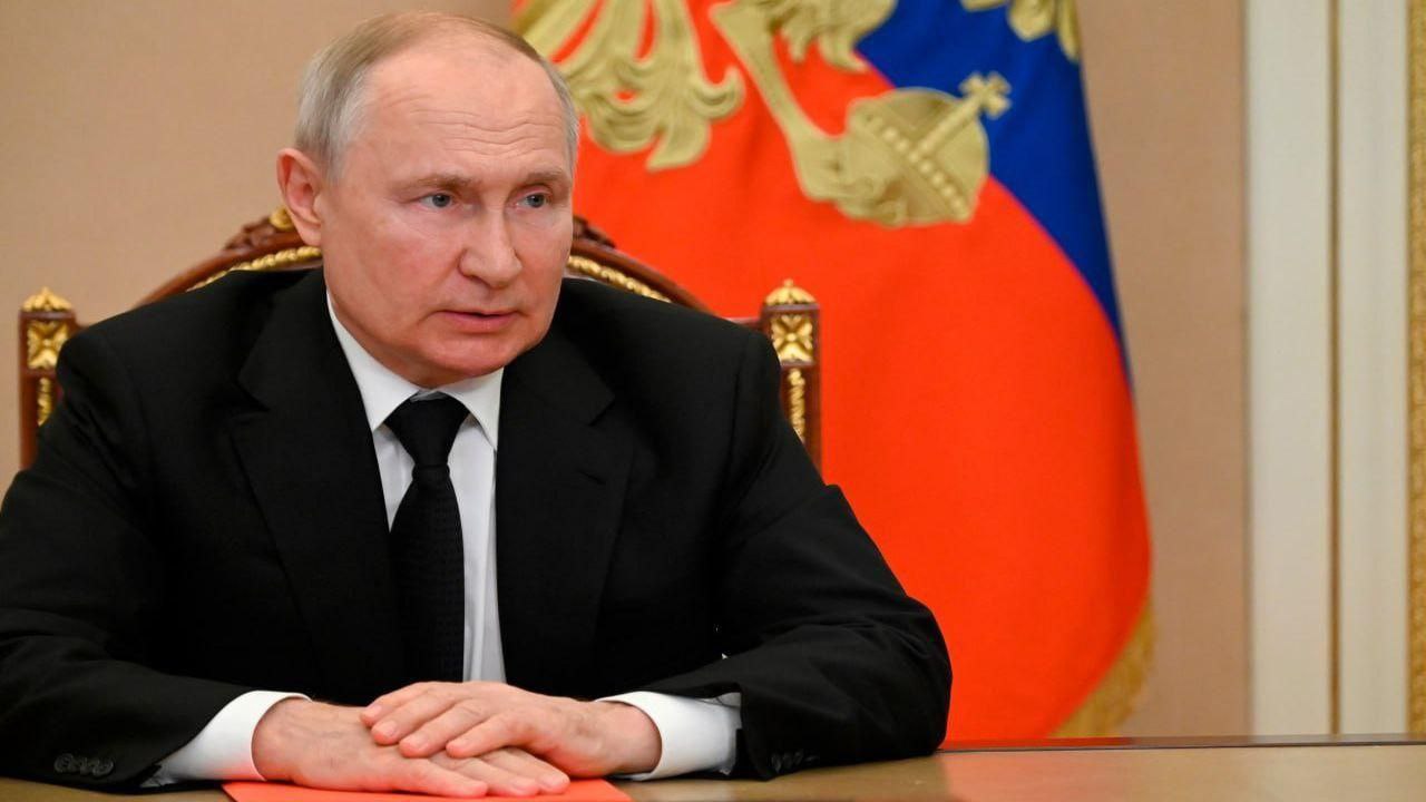 Путин упомянул, как не стал общаться с делегацией США после хамства пограничнику. Этот эпизод произошел во время его работы в мэрии Санкт-Петербурга в 1990-е годы. "Человек в погонах — когда он исполняет свои служебные обязанности, он представляет государство. И относиться так к нему — это значит относиться с пренебрежением к нашему государству", — указал президент в беседе с корреспондентом ВГТРК Зарубиным.