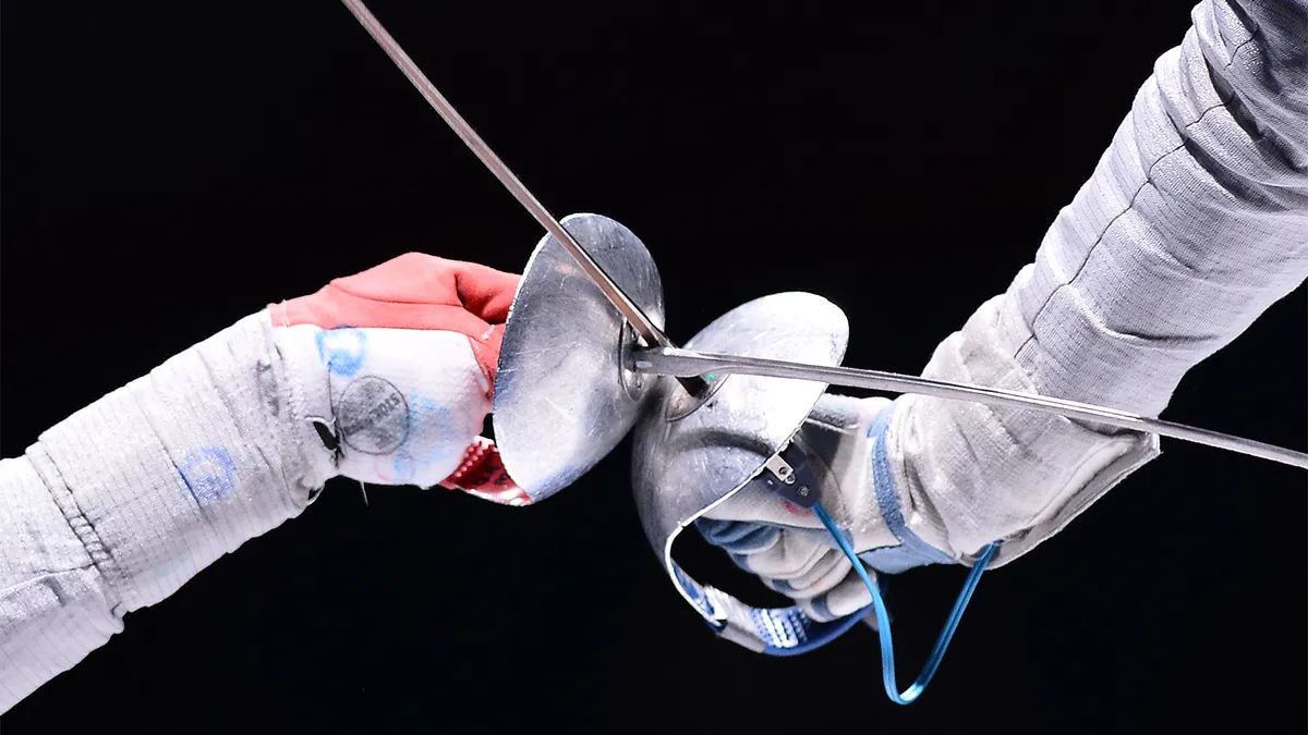 Международная федерация фехтования допустила российских юниоров до соревнований с флагом и гимном страны Об этом сообщает ТАСС со ссылкой на президента Федерации фехтования России Ильгар Мамедов