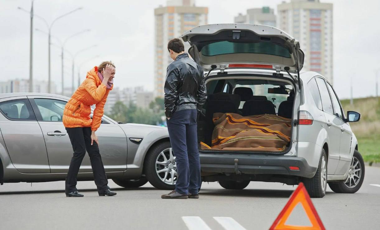 В Железнодорожном городском суде вынесли приговоры подельникам автоподставщикам BAZA На двоих им дали 12 лет колонии Мошенники подделывали документы заменяли детали и госномера автомобилей а затем инсценировали ДТП Потом предъявляли документы по фальшивым авариям страховщикам для получения выплат В итоге аферисты незаконно получили 3 4 млн рублей Разоблачить преступников удалось благодаря бдительности сотрудника страховой компании Он заметил нестыковки в документах ухитрился внедриться в банду подставщиков работая под прикрытием несколько месяцев и в итоге разоблачил их всех Один из автокидал признан виновным в совершении 65 преступлений он получил семь лет колонии и штраф в размере 600 тысяч рублей Второй совершил 49 преступлений получил пять лет лишения свободы и штраф в размере 350 тысяч рублей Подпишись на интересные новости