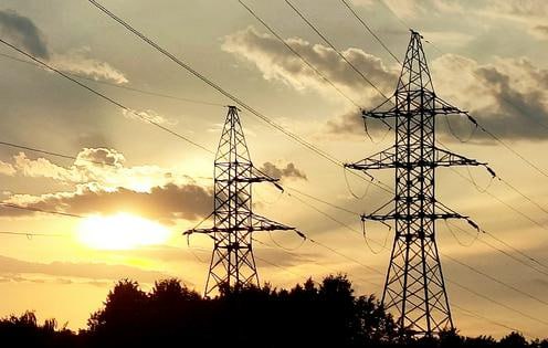 В Узбекистане зафиксирован новый рекорд суточного потребления электроэнергии — впервые летом показатель превысил зимний максимум.   С 16 по 21 июля, в условиях аномальной жары, энергосистема страны испытала рекордные нагрузки: 18 июля суммарное потребление достигло 272,6 млн кВт ч, превысив как зимний максимум  271,8 млн , так и предыдущий летний рекорд  253,3 млн . 21 июля в 17:00 зафиксирована пиковая мощность в 13,3 ГВт — на 0,8 ГВт выше зимнего уровня.  Особенно высокий рост зафиксирован в Ташкенте, где суточное потребление выросло до 32,4 млн кВт ч — на 33% больше по сравнению с аналогичным периодом 2024 года.    Подробнее на сайте "Ферганы"