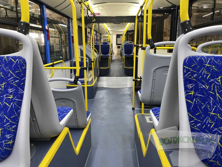 В Волжском резкий водитель автобуса уронил своего кондуктора Еще одно ДТП в Волжском произошло в восьмом часу вечера 26 ноября на проспекте им Ленина Как сообщили Волжский ру в пресс службе ГУ МВД по региону инцидент произошел в автобусе Волгабас следовавшем по маршруту в районе дома по проспекту им Ленина 97 При остановке общественного транспорта водитель допустил резкий маневр в результате чего в салоне упала кондуктор При падении женщина получила травмы Подробнее на Волжский ру   www volzsky ru index php wx 16 wx2 81966 ВолжскийРу волжский vlz