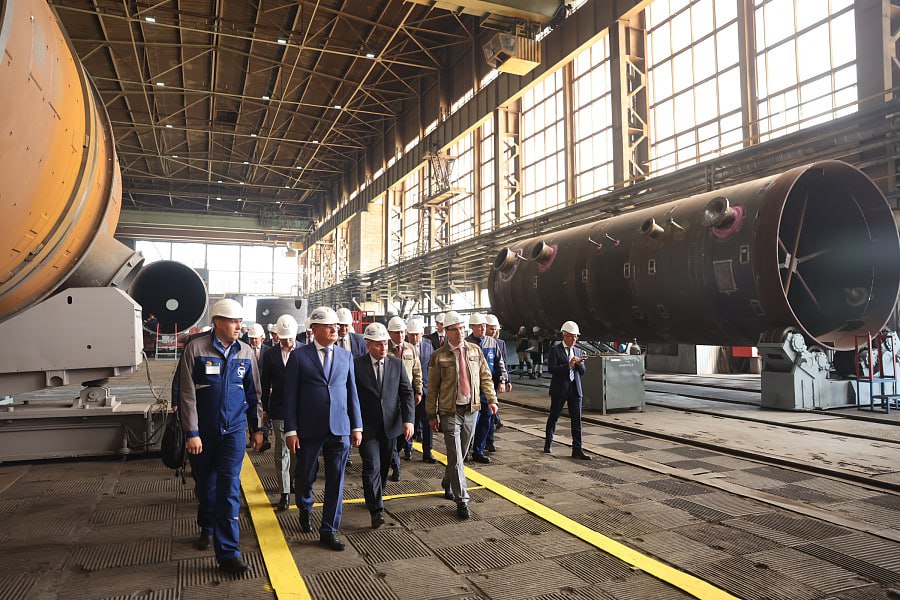 Губернатор Андрей Бочаров и зампредседателя правления ПАО «Газпром» Виталий Маркелов посетили «Волгограднефтемаш» Для «Газпрома» волгоградские машиностроители поставляют блочное оборудование и трубопроводную арматуру. Ранее коллектив предприятия выпустил оборудование для газопровода «Сила Сибири». На заводе развернули выставку продукции других предприятий региона: «РИВЭЛЛ», «Интов-Эласт», Волгоградского композитного завода, ООО «ТЕРМОГАЗ». Гости региона также ознакомились с продукцией ООО «ТехРемЭкс-ЛРТ», АО «ВНИИПТхимнефтеаппаратуры», ООО «Константа-2», ООО «ОЭП АК Инжиниринг», ООО «ГК «Аврора», АО «ВолгоградНИПИнефть», НПО «Ахтуба», Южного электромеханического завода, «Волгоград-Восток-Сервис», «Сады Придонья», «Арчеда-продукт», НПО «Броня» и «Глобал Кемикал». Делегация «Газпрома» также посетила производственные площадки ряда машиностроительных и металлургических предприятий в Волгограде и Волжском. Подписаться Перейти на сайт
