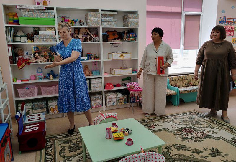 В Элисте началась приемка образовательных учреждений к новому учебному году  В Элисте стартовала приемка детских садов и школ к предстоящему учебному году. Специальная комиссия, включающая представителей Управления образования, Росгвардии и Республиканского детского медицинского центра, оценивает готовность учреждений.  Приоритетное внимание уделяется безопасности  тревожные кнопки, системы оповещения , состоянию пищеблоков и медицинских кабинетов.    В первый день были обследованы 11 детских садов, все получили одобрение комиссии. Приемку планируется завершить 9 августа.      Читайте новость на сайте     #РИАКалмыкия / #РеспубликаКалмыкия