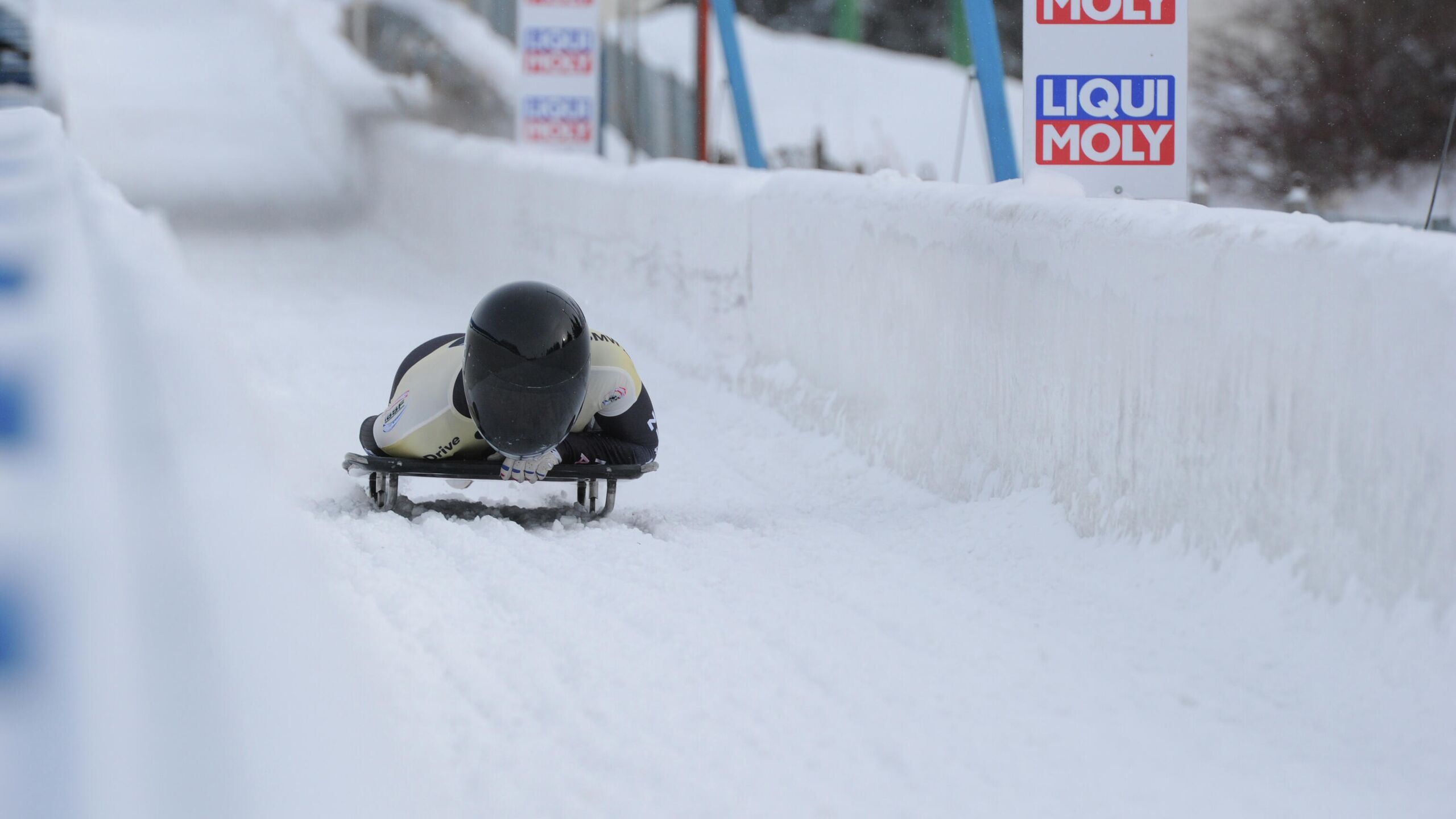 Российские скелетонистки Алена Фролова и Виктория Феттель попали в десятку сильнейших на этапе Кубка Европы в австрийском Инсбруке Победительницей стала итальянка Валентина Маргальо 1 49 58 Фролова отставание 1 12 секунды показала седьмой результат Феттель 1 17 стала восьмой Выступавшие в нейтральном статусе россиянки Полина Князева 1 47 и Полина Тюрина 1 66 показали 12 й и 16 й результаты соответственно Апелляционный трибунал Международной федерации бобслея и скелетона IBSF 19 октября признал незаконным решение конгресса организации о запрете участия российских спортсменов в международных соревнованиях 21 октября IBSF сообщила что разработает критерии участия россиян после консультации с Международным олимпийским комитетом МОК В декабре IBSF одобрила нейтральный статус девяти россиянам