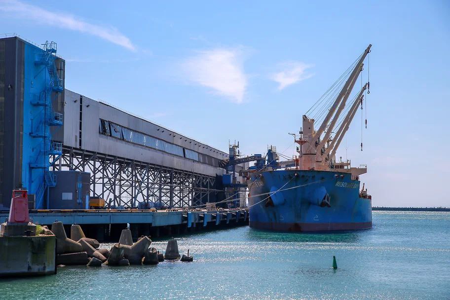 Прокуроры взяли порт Арбитражный суд Краснодарского края удовлетворив иск Генпрокуратуры обратил в казну стратегическое предприятие ООО Туапсинский морской коммерческий порт которым владел участник этнической ОПГ Шахлар Новрузов По данным надзора структуры господина Новрузова занимались не только легальной перевалкой плодоовощной продукции но и обеспечивали транзит запрещенных грузов 24 ноября арбитражем удовлетворен иск Генпрокуратуры к Шахлару Новрузову которого надзор считает членом этнической азербайджанской преступной группировки и ряду других ответчиков сообщает Коммерсант В соответствии с ним в казну обращены четыре стратегических предприятия ООО Туапсинский морской коммерческий порт ТМКП ООО Предприятие ТМКП ООО Дар Фрут и ООО Темрюкский морской перегрузочный терминал PROtransport