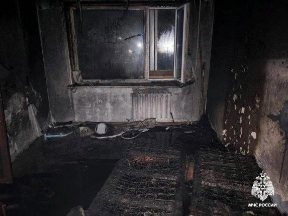 В страшном пожаре 31 октября на улице Полушкина в Уссурийске погибли двое детей но трёхлетний мальчик выжил вопреки всему врачи буквально вытащили его с того света Малыш поступил в реанимацию в тяжелейшем состоянии с диагнозом токсическая энцефалопатия опасным поражением нервной системы после отравления продуктами горения Врачи Уссурийска и Владивостока боролись за его жизнь несколько дней не отходя от кровати И чудо случилось малыш пришел в себя Сегодня врачи сказали угрозы его жизни больше нет Мальчика перевели из реанимации с ним уже работают педиатры и психологи В ближайшие дни его выпишут и передадут под опеку новой семьи Подробности в материале Фото МЧС Приморья Подписаться