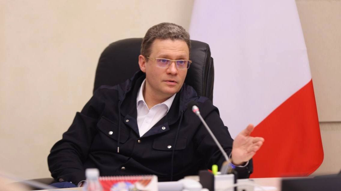 «Каждый случай будем разбирать в ручном режиме»: вологодский губернатор открыл горячую линию для тех, кому врачи незаконно отказали в аборте. Но есть нюанс Для защиты нарушенных прав губернатор Георгий Филимонов порекомендовал обращаться по номеру телефона, который привязан к приемному отделению Перинатального центра. «Это телефон для доабортного консультирования. Там будут от аборта отговаривать, а не про права рассказывать, — пишут жители Вологды в комментариях к этой новости. — Цель этой инициативы как раз перехватить тех, кто потенциально может пойти в прокуратуру или в суд». Скандал с запретом на аборты вспыхнул в феврале, когда глава региона потребовал от частных и государственных клиник «полностью отказаться от лицензии на оказание процедуры по искусственному прерыванию беременности». Однако отказ в оказании такого вида услуг противоречит федеральному законодательству: региональная прокуратура уже признала незаконными шесть случаев. При этом главврача одного из роддомов, которая отказала со ссылкой на «устный приказ Минздрава» и «религиозные соображения», оштрафовали на 15 тысяч рублей. На фоне этих событий Филимонов заявил, что медицинские учреждения «обязаны оказать помощь женщине при наличии медицинских противопоказаний к родам». «Если вы считаете, что вам незаконно отказывают в аборте, обращайтесь на прямую линию, — подчеркнул он. — Каждый случай будем разбирать в ручном режиме». «Стесняюсь спросить, что в ручном режиме он там ковырять собрался?» — негодуют в комментариях люди. Они же считают, что для защиты нарушенных прав следует обращаться в прокуратуру, а не в учреждение Минздрава, которое их нарушило. «Решил сбросить свою вину, пусть врачи отвечают», — предполагают жители, обсуждая мотивы Филимонова. Сам губернатор в своем посте назвал аборты «детоубийством» и предупредил об угрозе вымирания славянского населения в Вологодской области. Параллельно с этим он прокомментировал версию о том, что «параноики-сатанисты, беснующиеся от бессилия», готовят пиар-кампанию против его реформ.