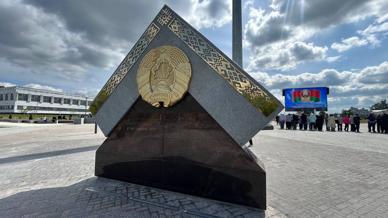 Завтра в Витебске состоится официальное открытие площади Герба и Флага Локация расположена у Дворца спорта и парка 1000-летия. Новая достопримечательность северной столицы включает в себя флагшток, конструкцию с гербом, два светодиодных экрана, интерактивную панель, клумбы, пешеходные дорожки, элементы благоустройства. Высота флагштока составляет 69 метров, а вес герба — около 5 тонн.