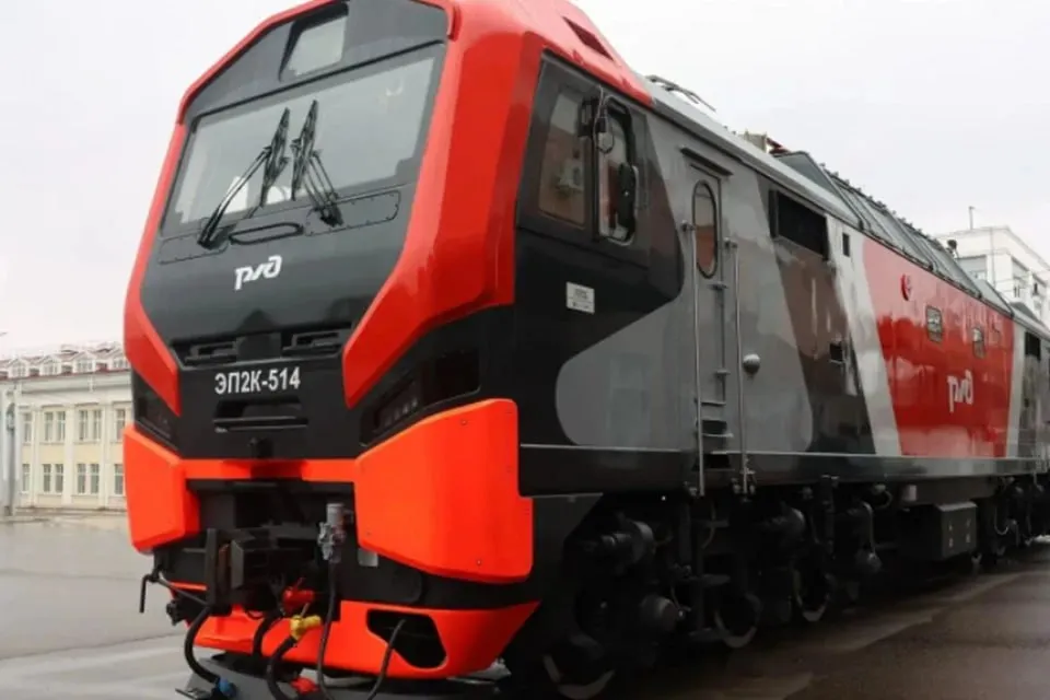 Два новых электровоза с обновленным дизайном отправили в Петербург Два пассажирских электровоза ЭП2К в новом дизайне выпущены на Коломенском заводе и направляются в Петербург Их внешний вид разработан на основе проекта победителя конкурса РЖД среди железнодорожных энтузиастов Электровозы получили аэродинамическую маску и новые фонари Они будут курсировать по трем направлениям из Петербурга в Москву Бабаево и Свирь max ru rzd Читай нас в MAКС Читай нас в Telegram