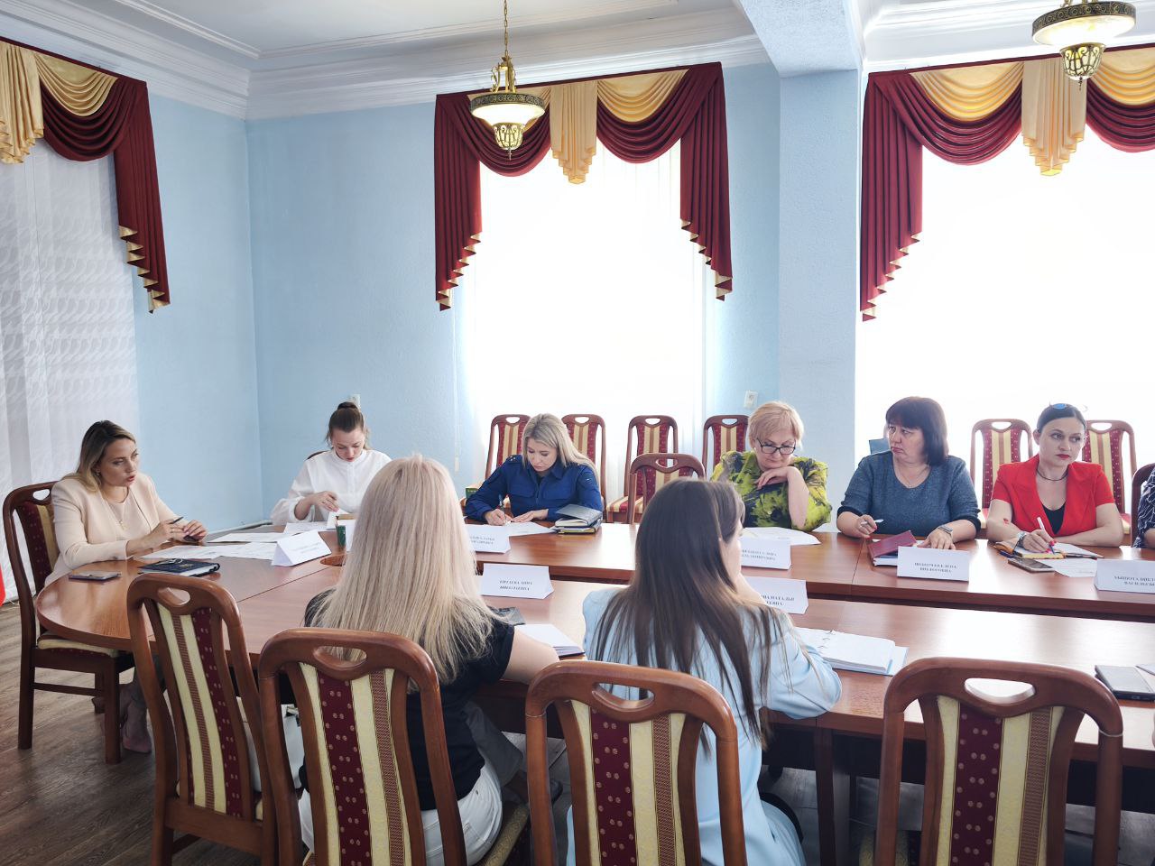 В Краснодоне состоялось заседание муниципальной комиссии по делам несовершеннолетних 27 мая состоялось очередное в этом году заседание муниципальной комиссии по делам несовершеннолетних и защите их прав при Администрации Краснодонского муниципального округа Луганской Народной Республики, которое возглавила председатель комиссии Татьяна Галушкина. В заседании приняли участие помощник прокурора Краснодонского района Дарья Тодыка и члены комиссии. На заседании рассмотрено 5 административных дела о правонарушении, предусмотренного ч.1 ст. 5.35 КоАП РФ за ненадлежащее выполнение своих родительских обязанностей в отношении несовершеннолетних и 1 по ст. 20.22. Комиссией вынесено 4 постановления о назначении наказания в виде административного штрафа в размере 500,00 рос.руб., 1 постановление - о назначении наказания в виде административного штрафа в размере 1500,00 рос.руб. на общую сумму 3500,00 рос руб. При подготовке к рассмотрению дел об административных правонарушениях было изучено 12 дел об административных правонарушениях, поступивших в МКДН и ЗП с 15 по 26 мая, по каждому делу решение оформлено отдельным определением. Подробнее - на сайте